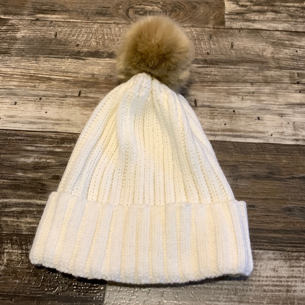 Women’s White Beanie Winter Hat with Fuzzy Ball Top NWOT Warm Causal Holiday